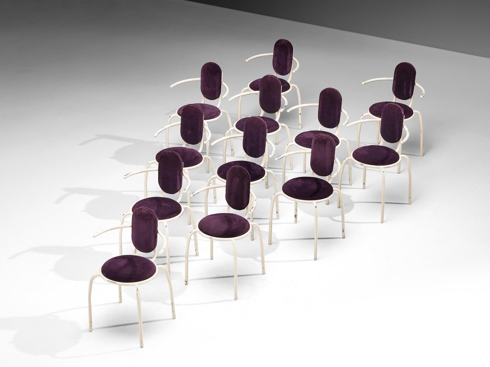 Set di dodici sedie da pranzo, tessuto a coste, acciaio laccato, Italia, anni '80

Un design ispirato a Memphis, definito da un gioco di elementi curvi e lineari che creano una composizione fluida e dinamica. Il telaio è costituito da sottili
