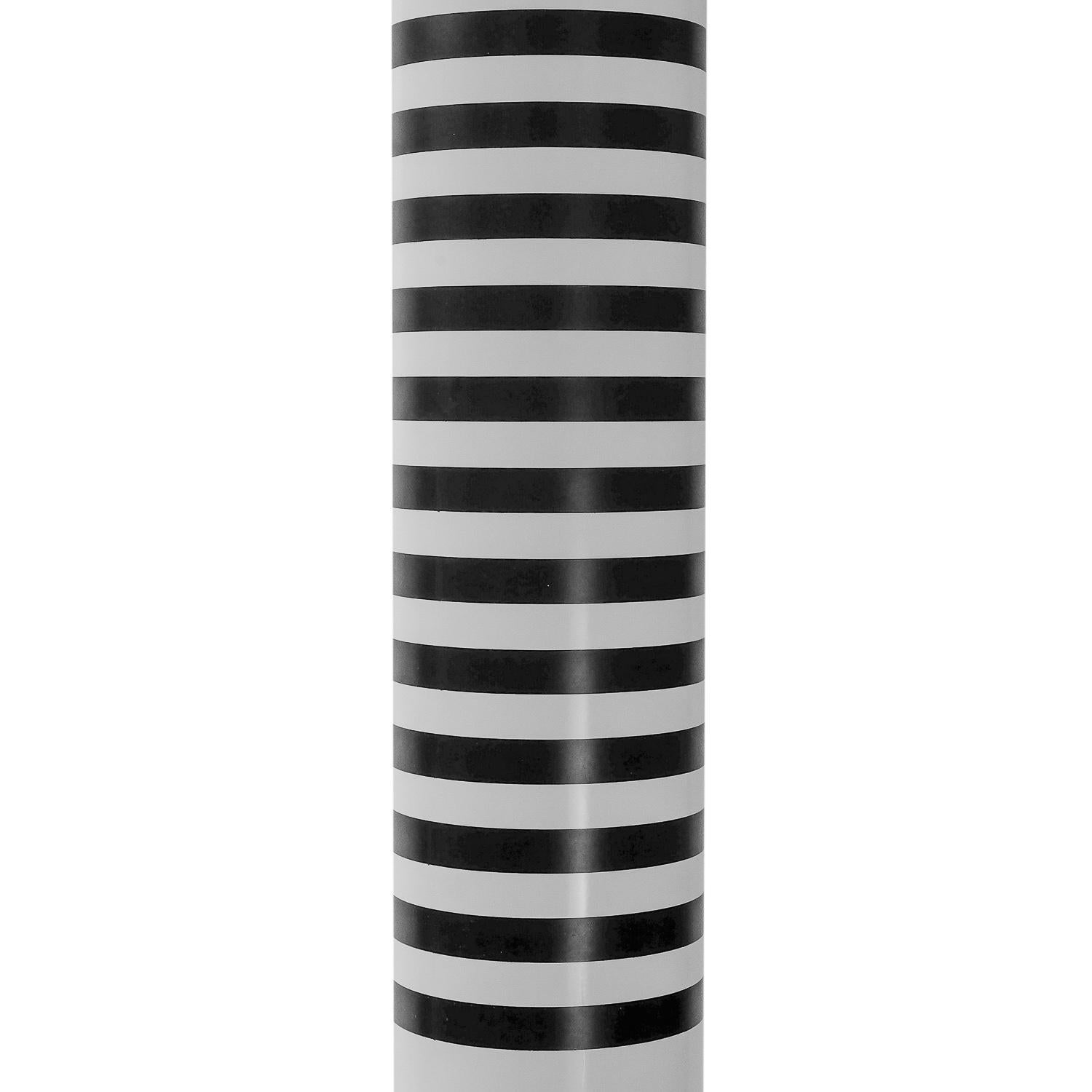Lampadaire vintage Artemide, modèle Shogun Terra - un design de l'architecte Mario Botta (1985).

Cette lampe impressionnante est un modèle typique du mouvement Memphis-Milano. Cependant, seule la lampe de table est actuellement en vente, cette