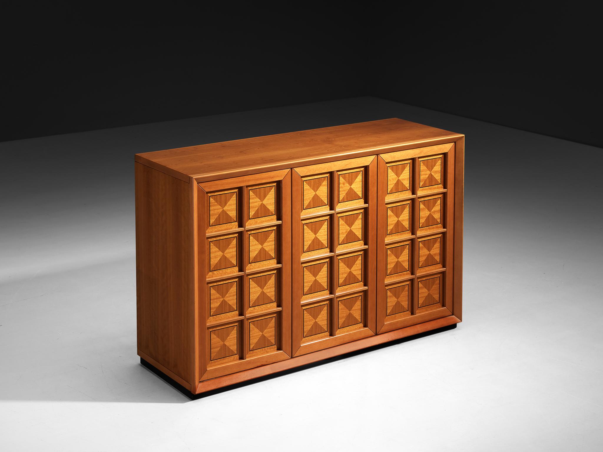 Aparador, cerezo, caoba, madera ebonizada, Italia Años 70

Este asombroso aparador, fabricado con una lujosa combinación de cerezo, madera ebonizada y caoba, es una auténtica pieza que realza cualquier espacio que ocupe. El diseño presenta