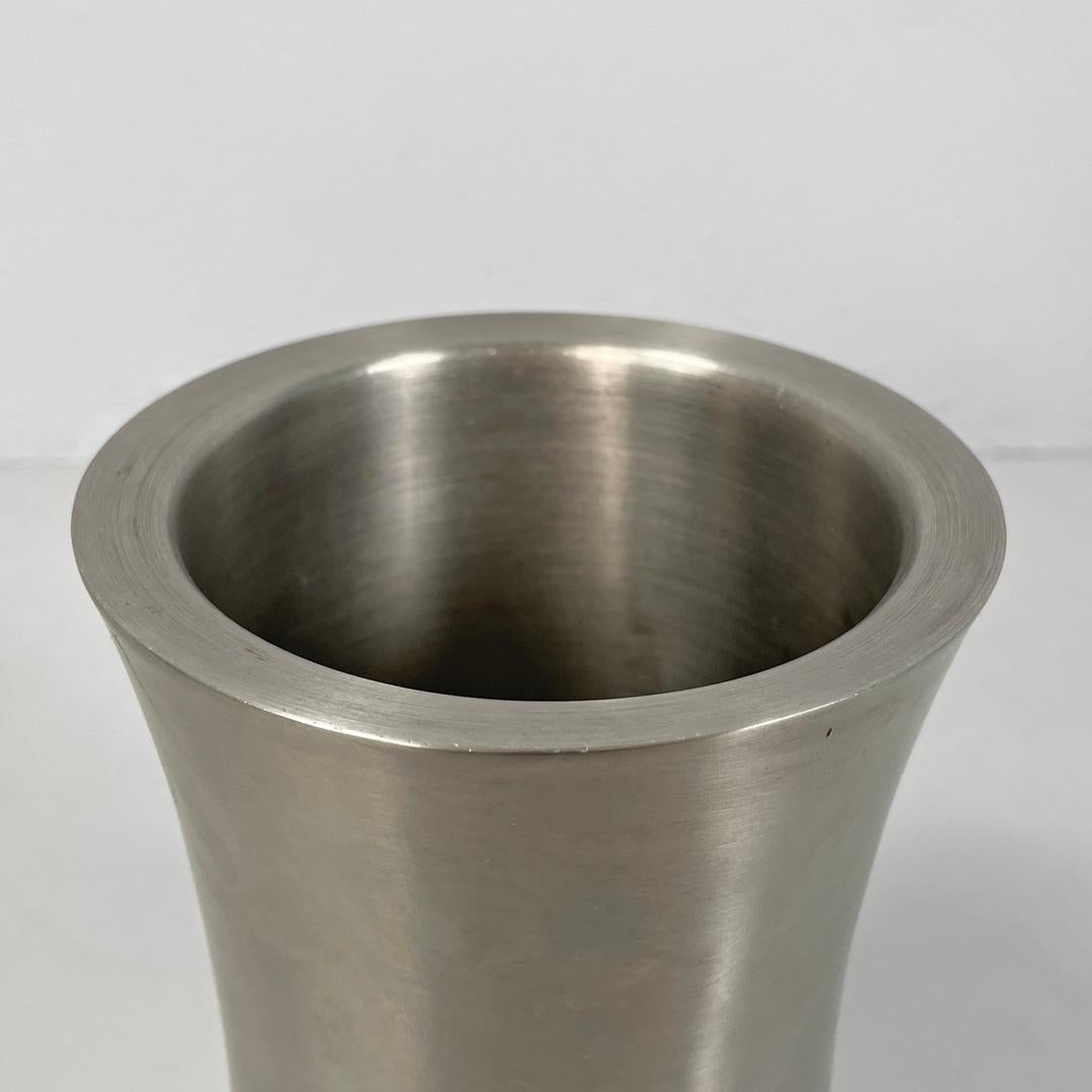 Vaso rotondo postmoderno italiano in acciaio inossidabile color argento, anni 2000 in vendita 3