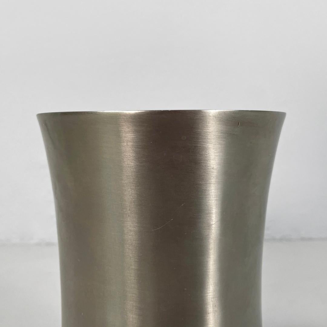 Vaso rotondo postmoderno italiano in acciaio inossidabile color argento, anni 2000 in vendita 4