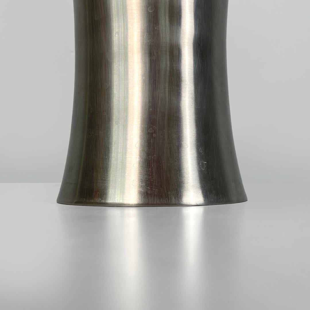 Vaso rotondo postmoderno italiano in acciaio inossidabile color argento, anni 2000 in vendita 5