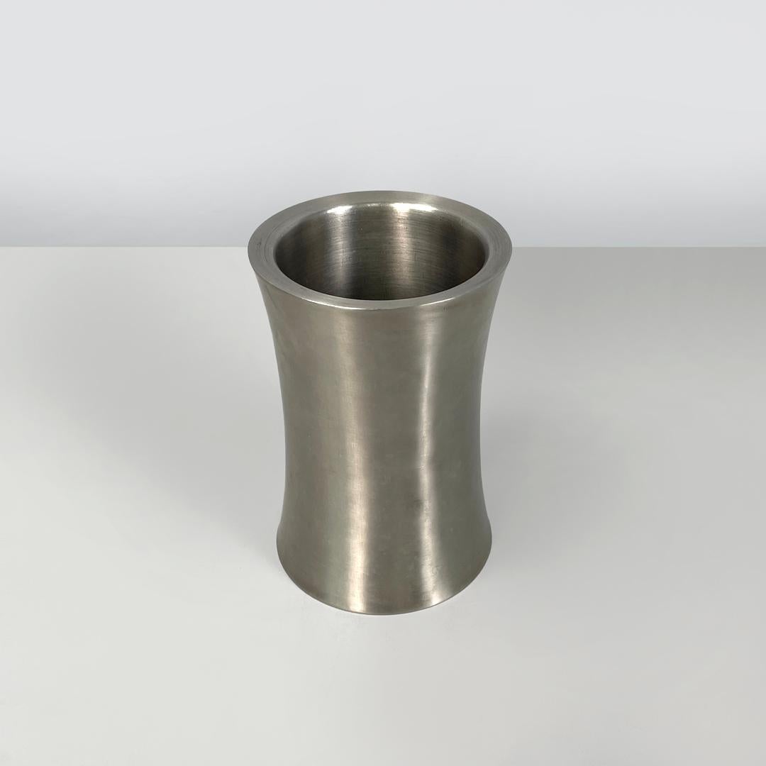 Vaso rotondo postmoderno italiano in acciaio inossidabile color argento, anni 2000
Vaso in acciaio inossidabile color argento con base rotonda. I profili seguono linee curve e arrotondate.
2000s. Presente il logo 