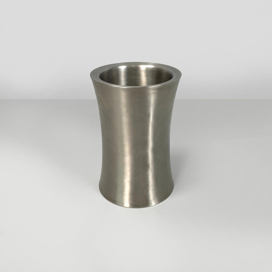 Postmoderno Vaso rotondo postmoderno italiano in acciaio inossidabile color argento, anni 2000 in vendita