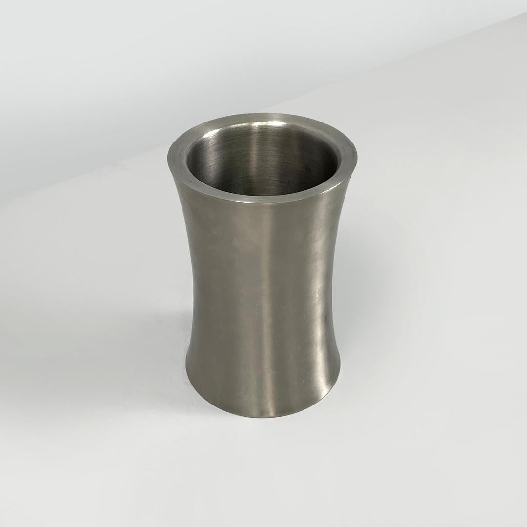Italiano Vaso rotondo postmoderno italiano in acciaio inossidabile color argento, anni 2000 in vendita