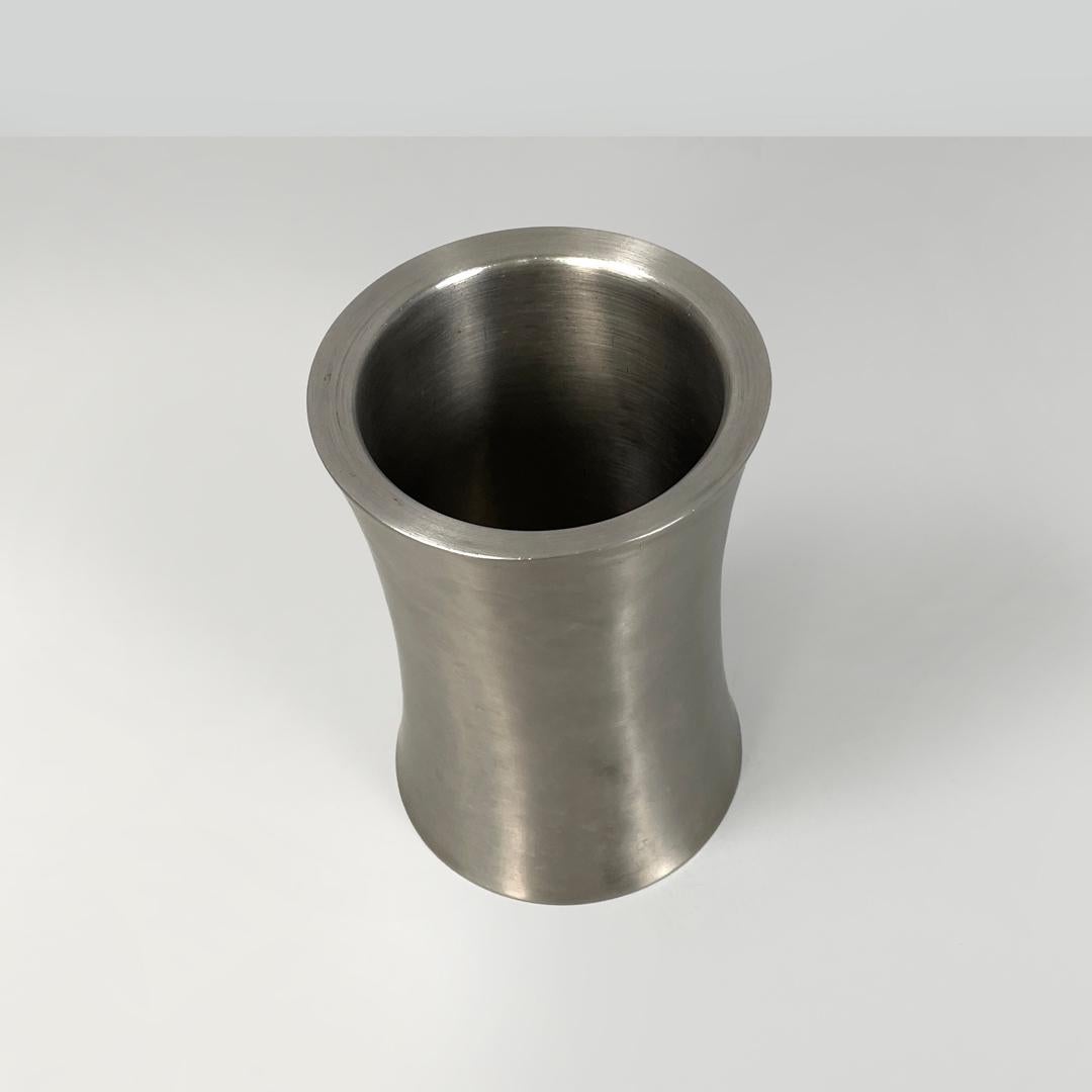 Vaso rotondo postmoderno italiano in acciaio inossidabile color argento, anni 2000 In condizioni buone in vendita a MIlano, IT