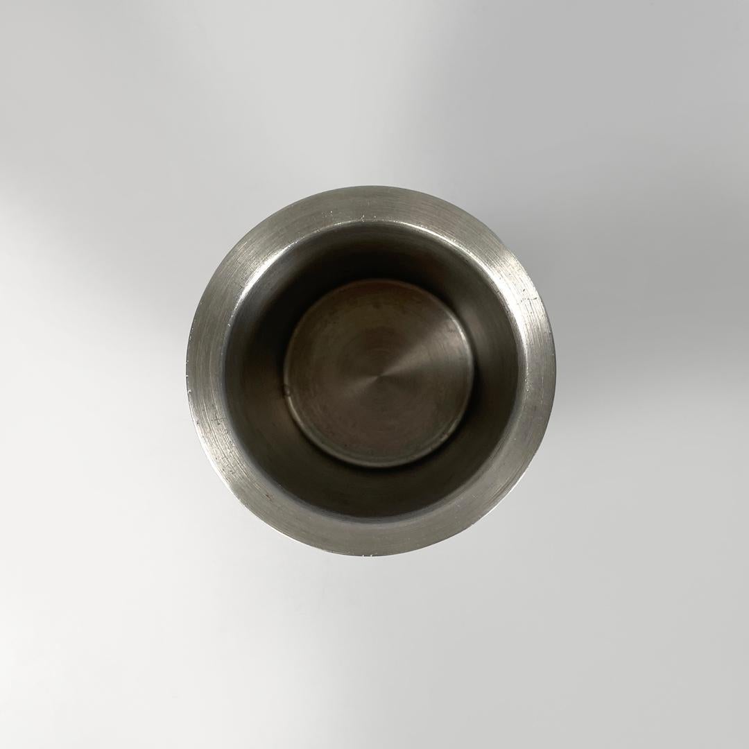 XXI secolo e contemporaneo Vaso rotondo postmoderno italiano in acciaio inossidabile color argento, anni 2000 in vendita