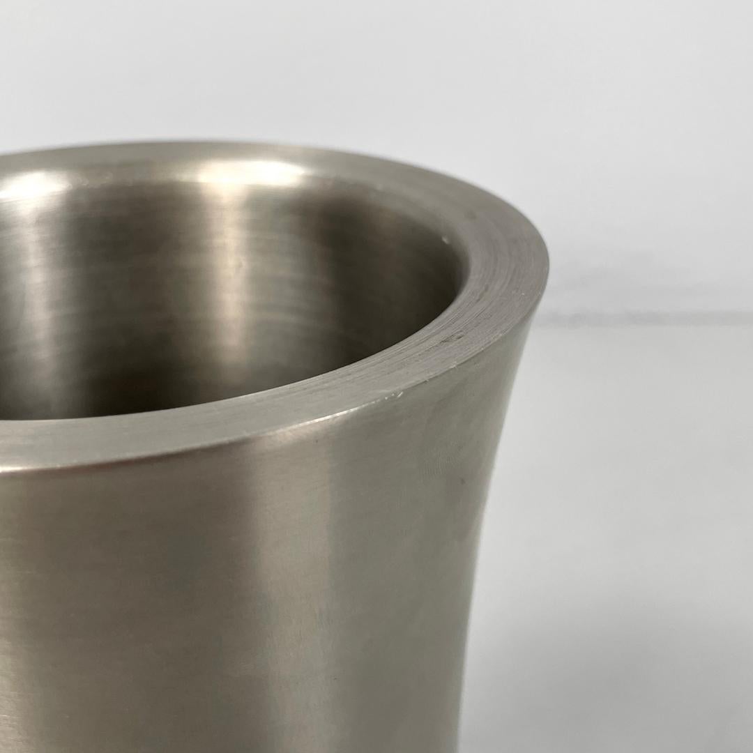 Vaso rotondo postmoderno italiano in acciaio inossidabile color argento, anni 2000 in vendita 1
