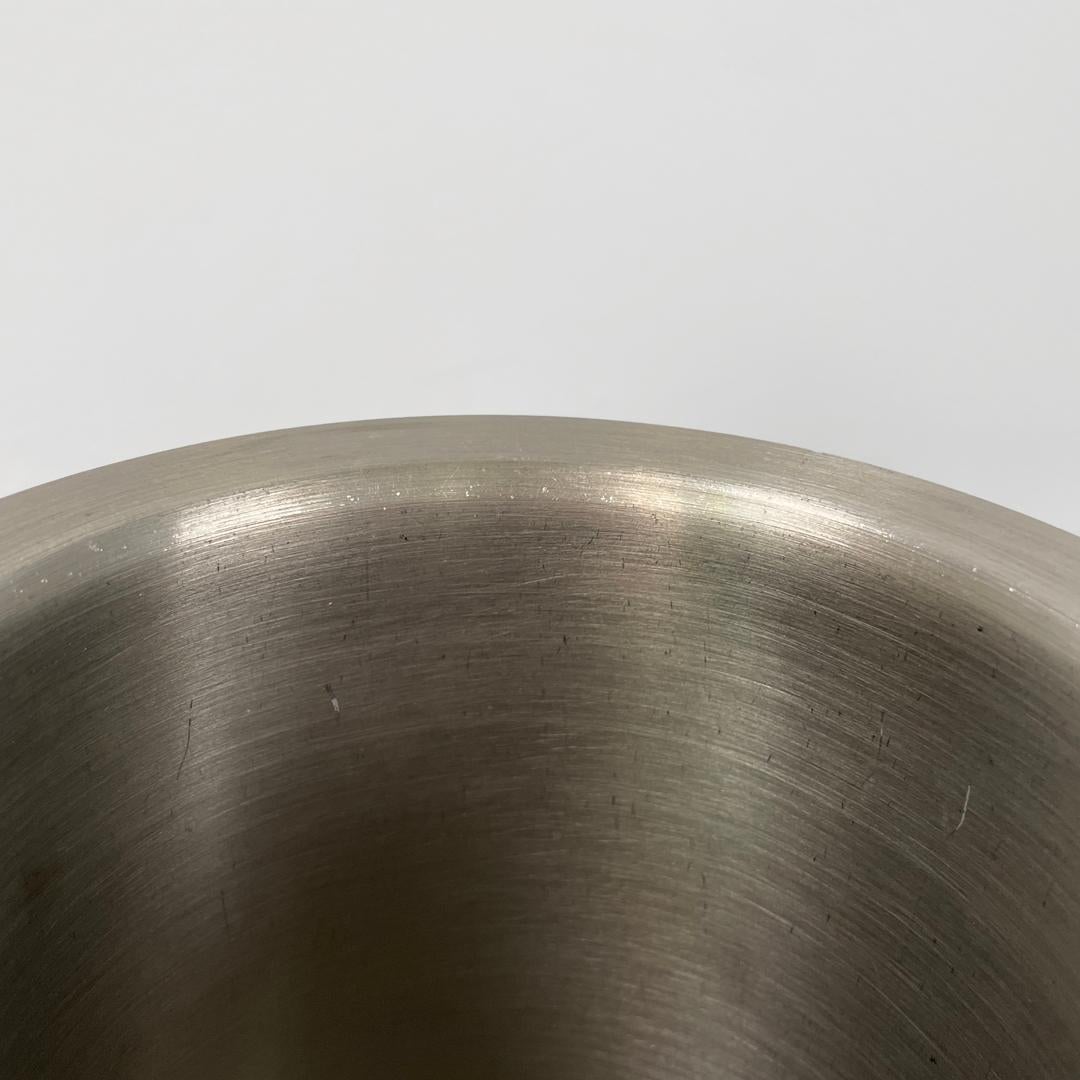 Vaso rotondo postmoderno italiano in acciaio inossidabile color argento, anni 2000 in vendita 2