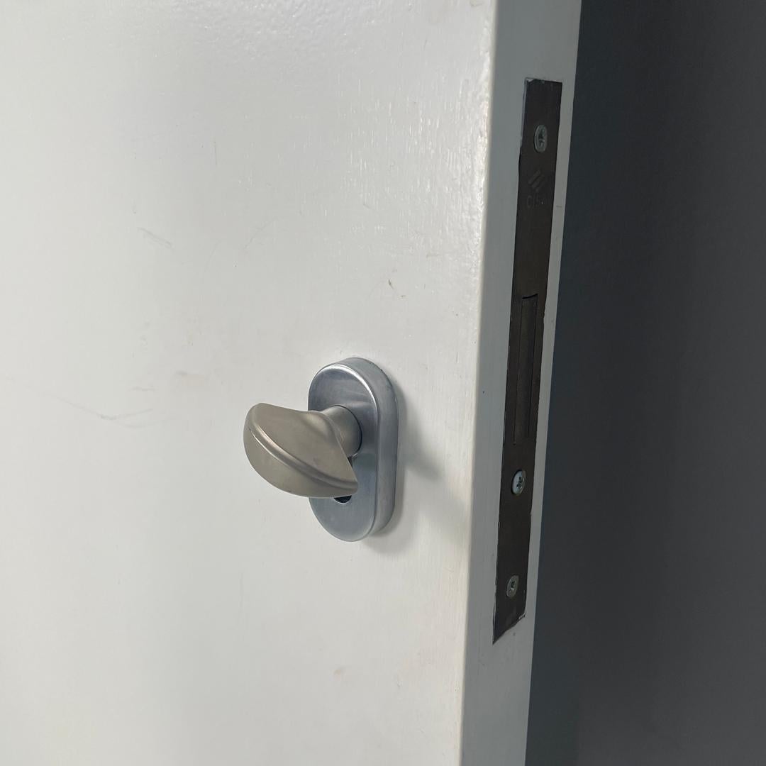 Italian post-modern single door in white painted wood with decoration, 2000s For Sale 7