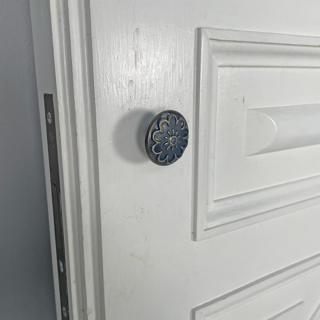 Italian post-modern single door in white painted wood with decoration, 2000s For Sale 9