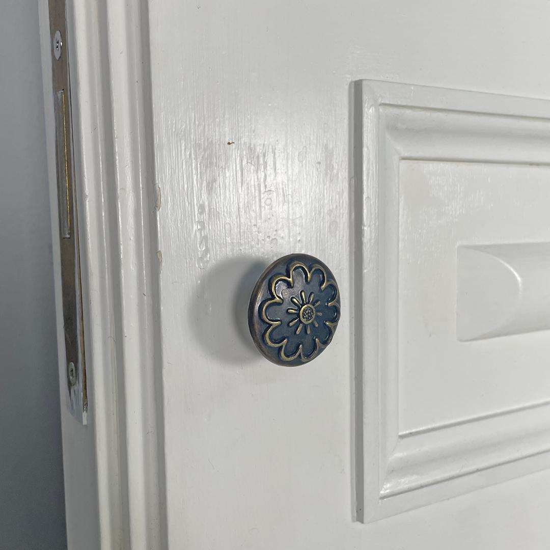 Italian post-modern single door in white painted wood with decoration, 2000s For Sale 10