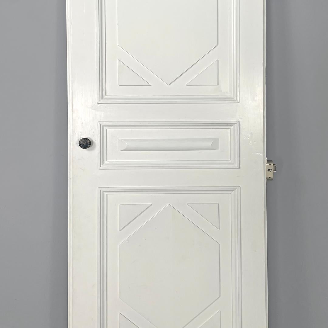 Italian post-modern single door in white painted wood with decoration, 2000s For Sale 11