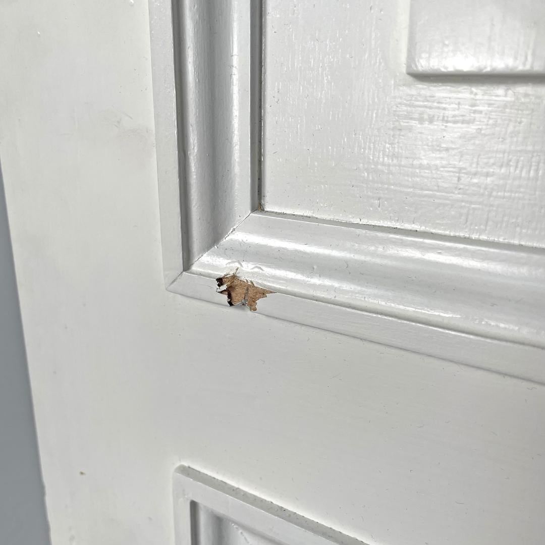 Italian post-modern single door in white painted wood with decoration, 2000s For Sale 13