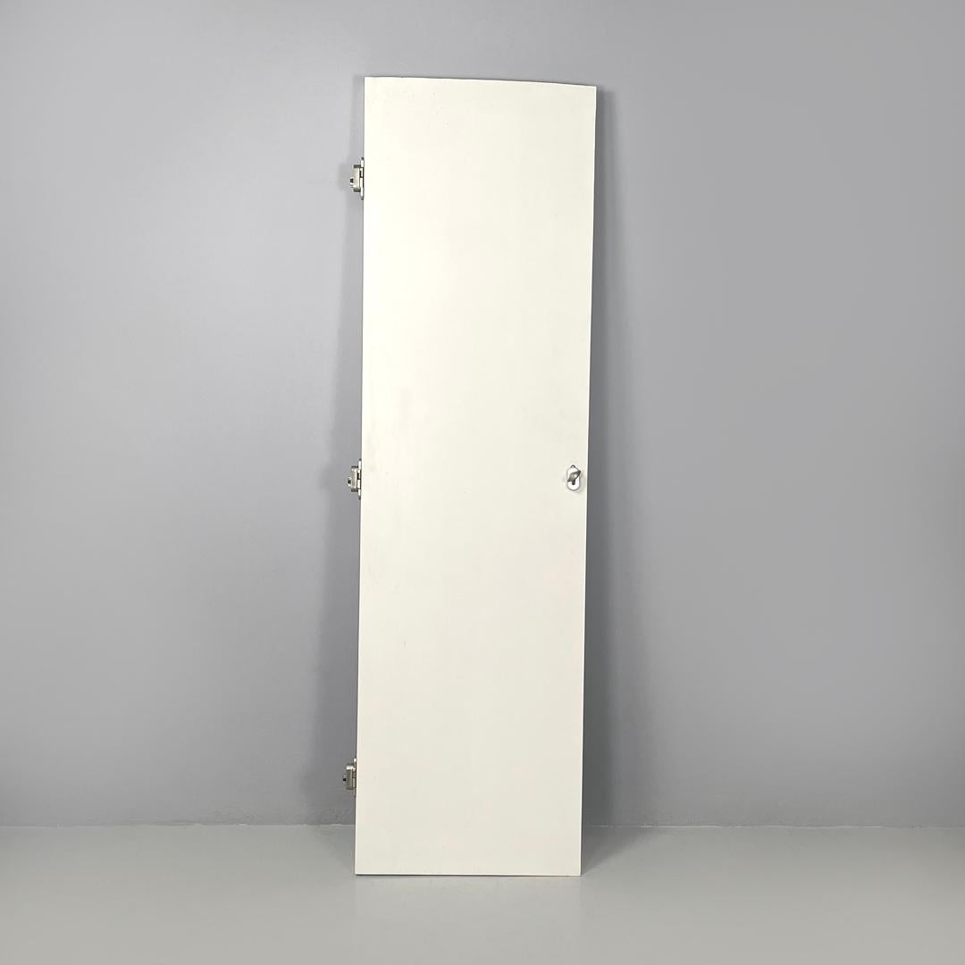 Italian post-modern single door in white painted wood with decoration, 2000s In Fair Condition For Sale In MIlano, IT