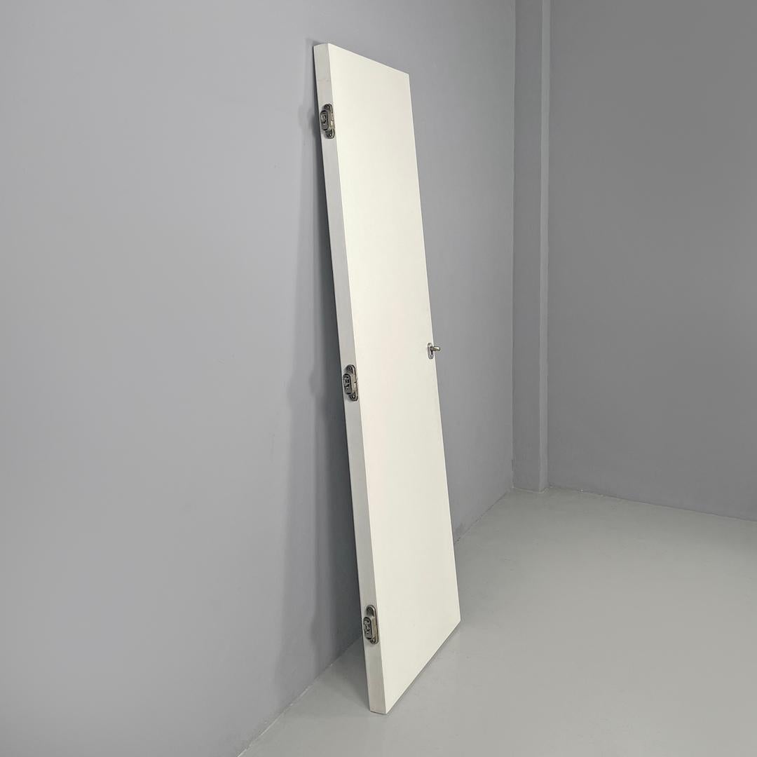 Italian post-modern single door in white painted wood with decoration, 2000s In Fair Condition For Sale In MIlano, IT