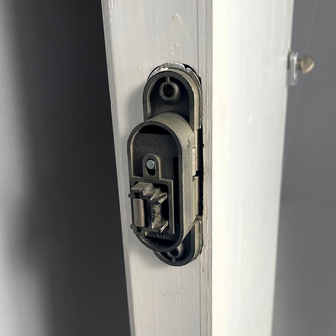 Italian post-modern single door in white painted wood with decoration, 2000s For Sale 1