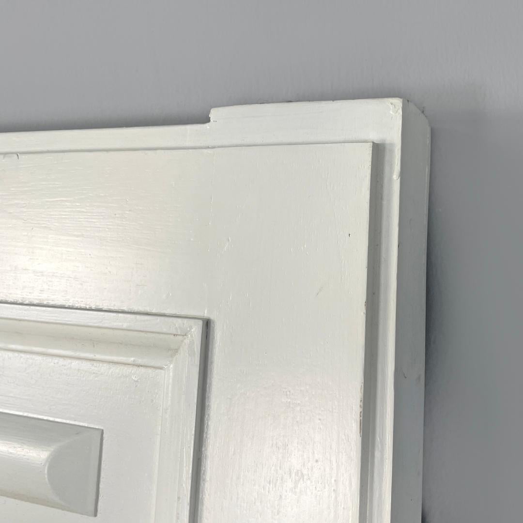 Italian post-modern single door in white painted wood with decoration, 2000s For Sale 1