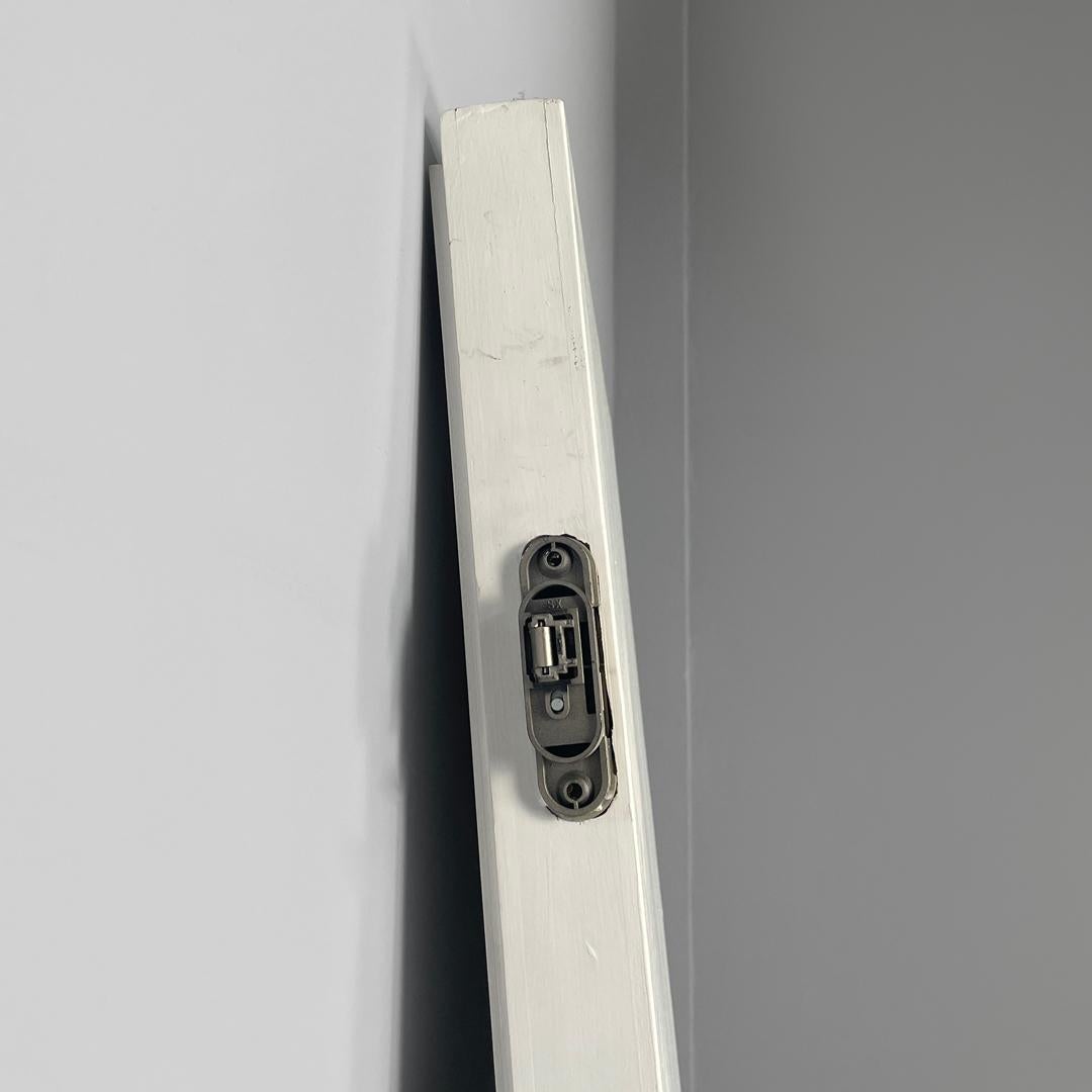 Italian post-modern single door in white painted wood with decoration, 2000s For Sale 2