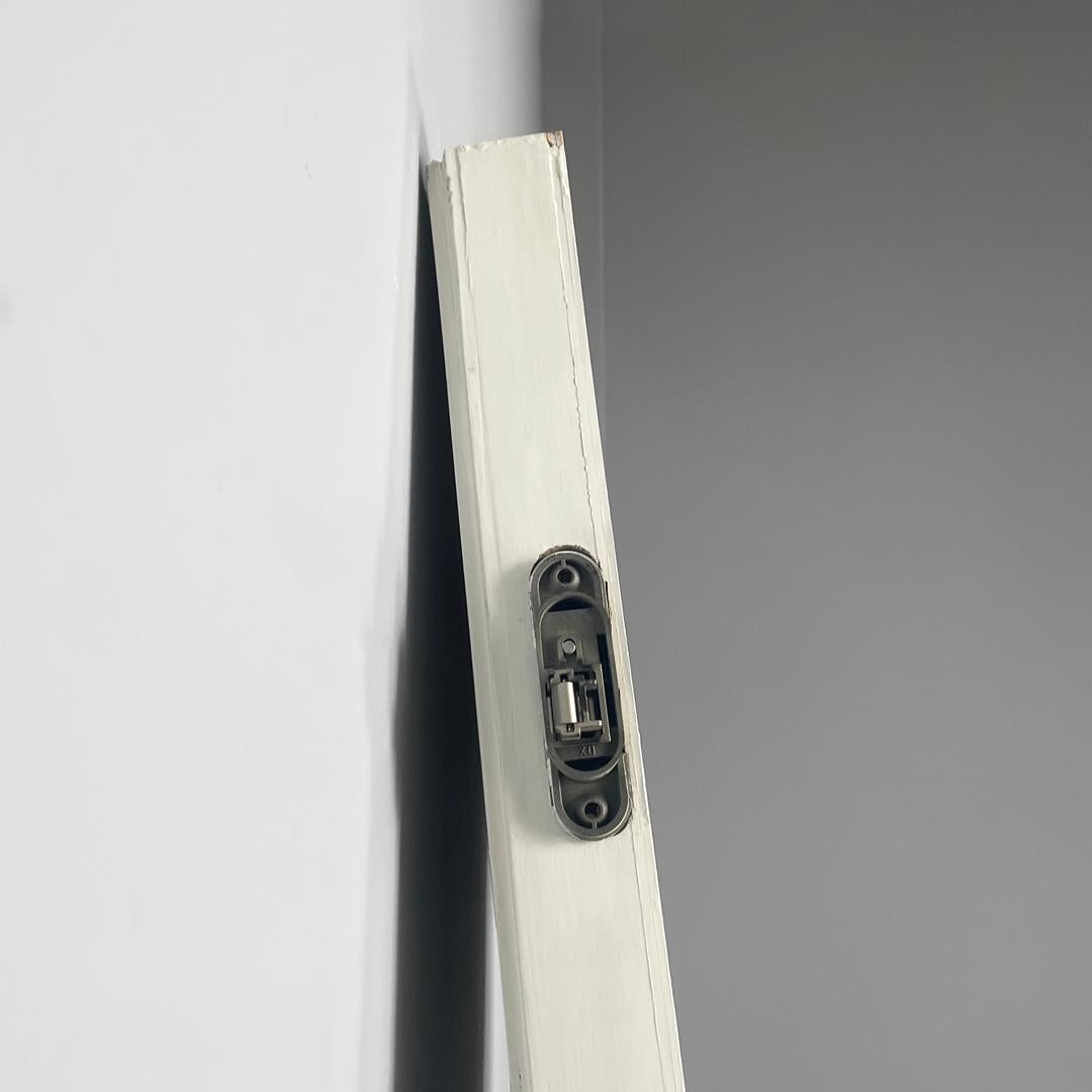 Italian post-modern single door in white painted wood with decoration, 2000s For Sale 3