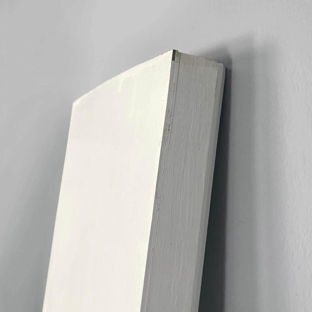 Italian post-modern single door in white painted wood with decoration, 2000s For Sale 4