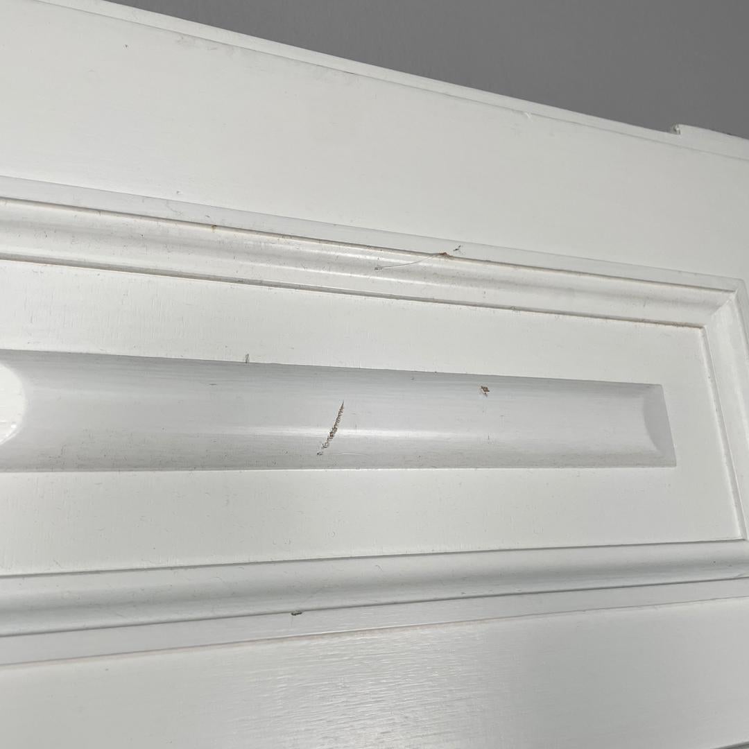 Italian post-modern single door in white painted wood with decoration, 2000s For Sale 4