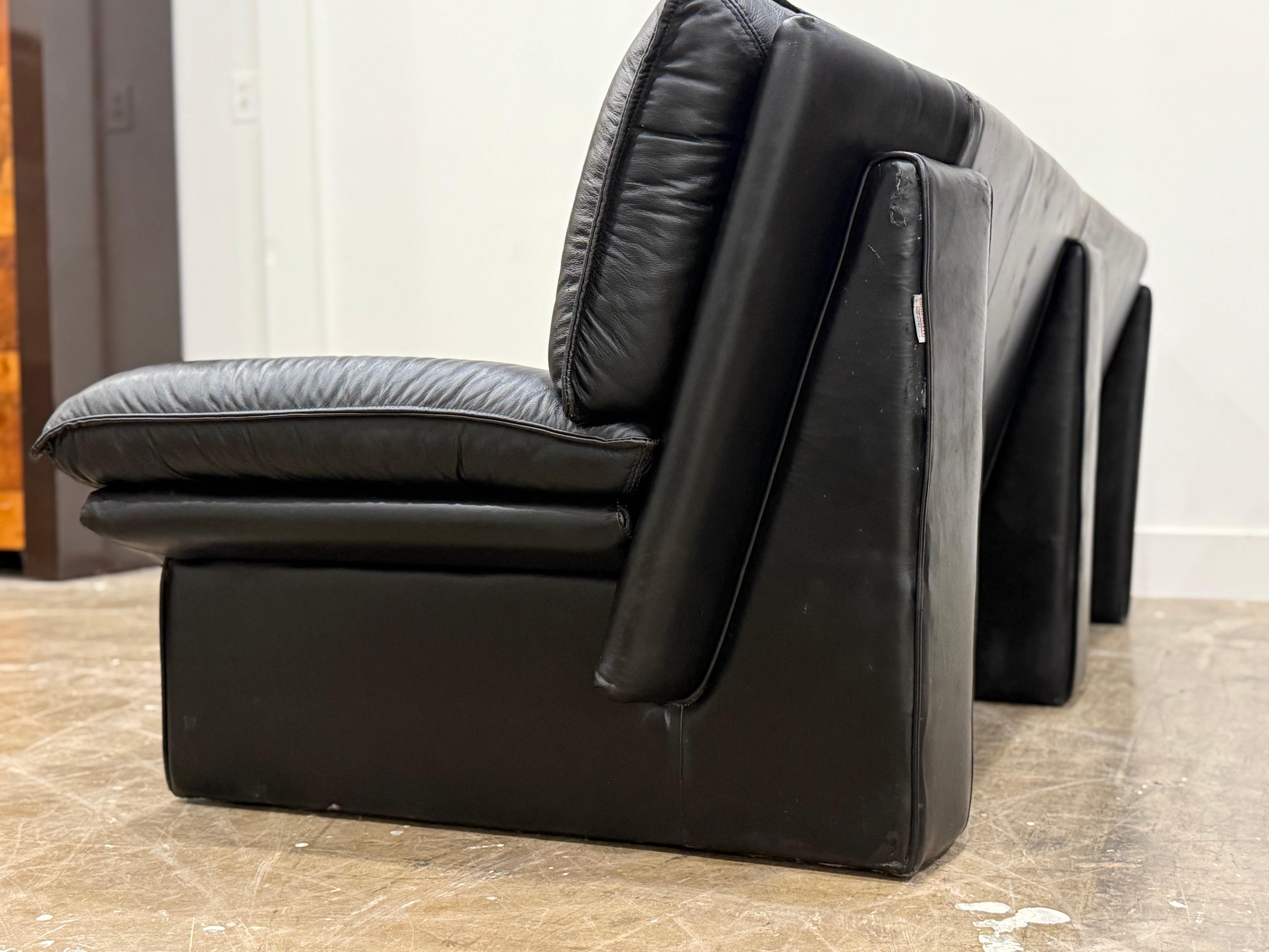 Italian Post Modern Sofa by Nicoletti Salotti, Vintage Black Leather Bon état - En vente à Decatur, GA