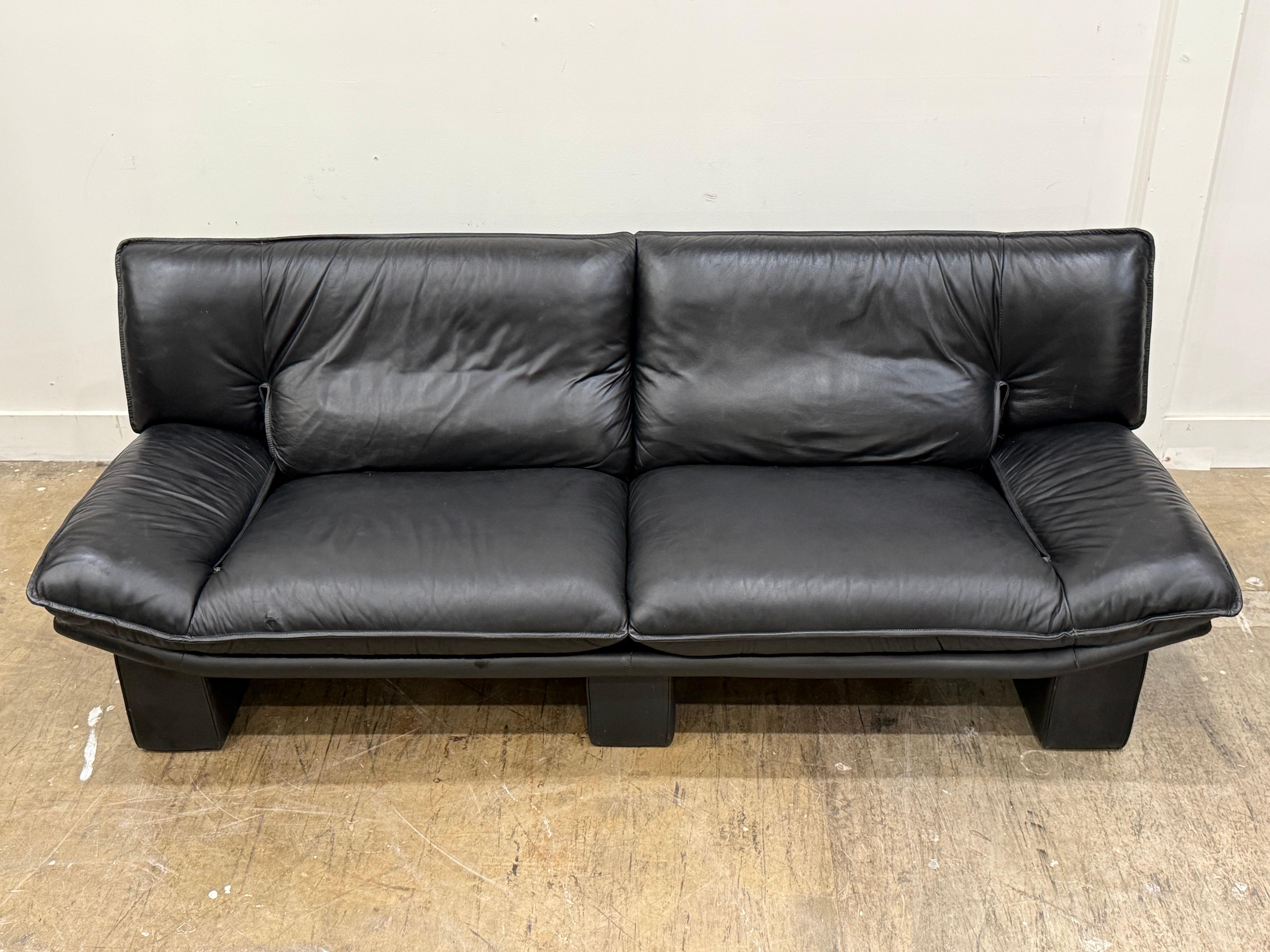 Fin du 20e siècle Italian Post Modern Sofa by Nicoletti Salotti, Vintage Black Leather en vente