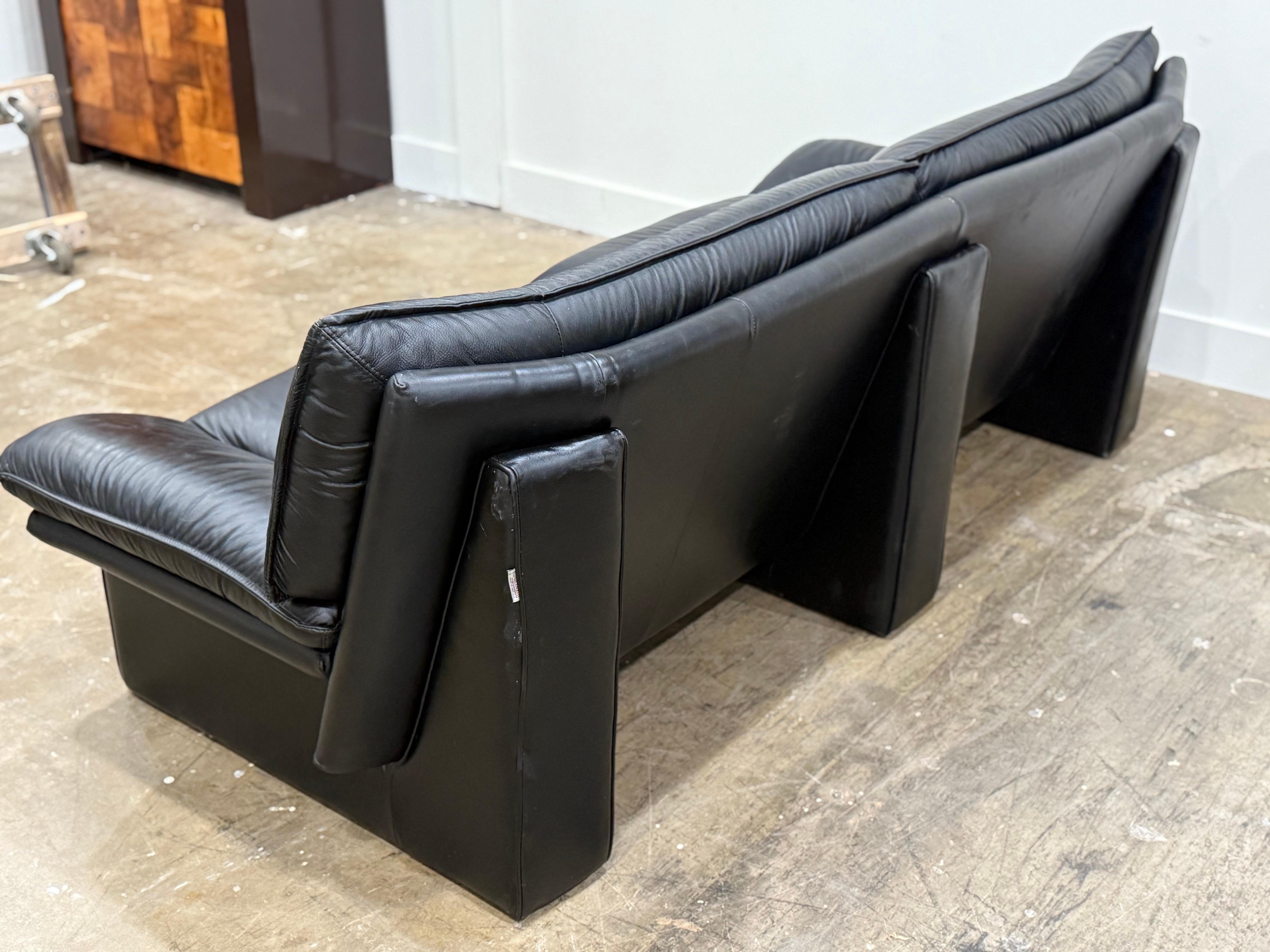 Cuir Italian Post Modern Sofa by Nicoletti Salotti, Vintage Black Leather en vente