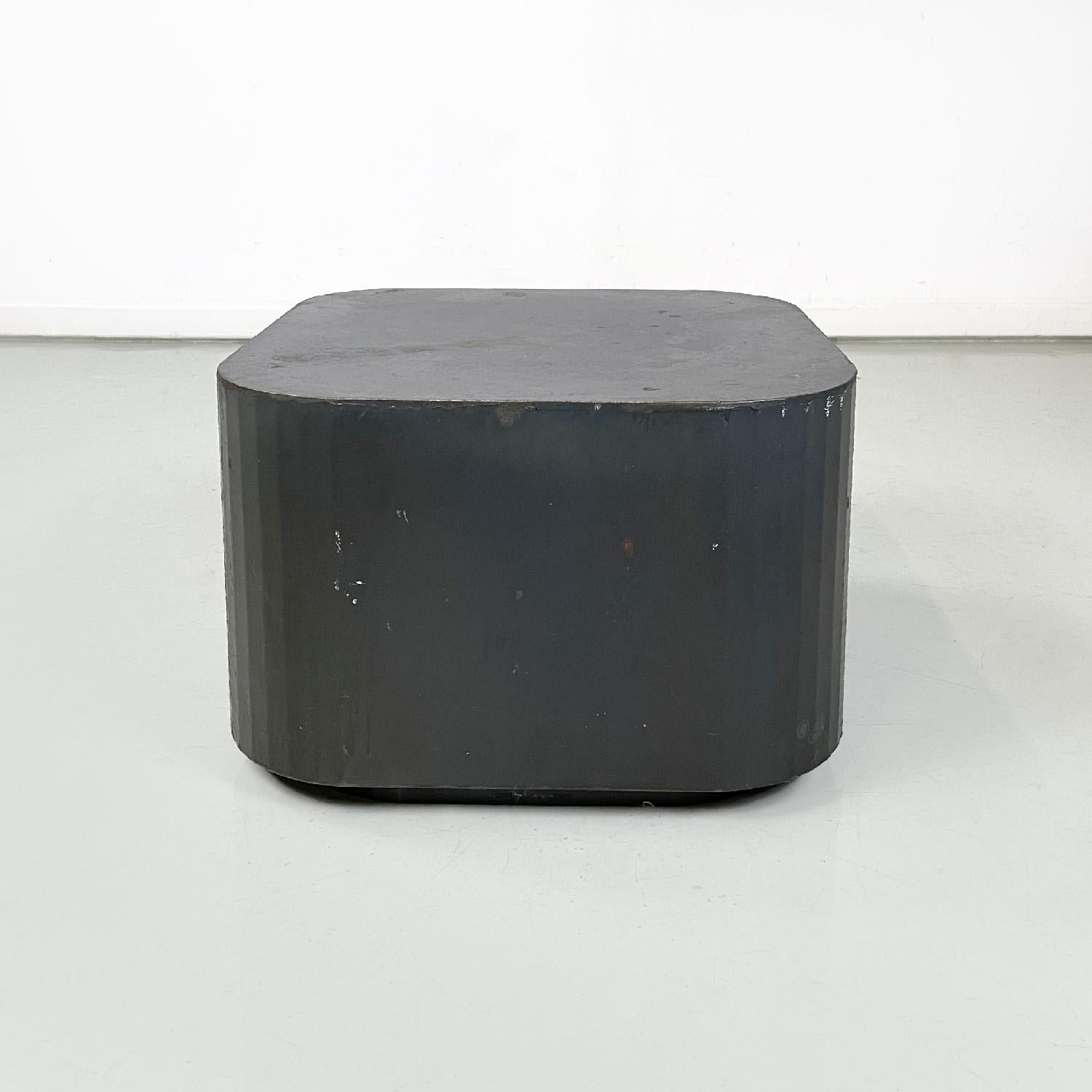 Italian post-modern squared coffee table or pedestal in burnished steel, 2000s
Burnished steel coffee table or pedestal with square base. The corners are rounded, it has a slightly smaller base than the main structure. Can also be used in an outdoor