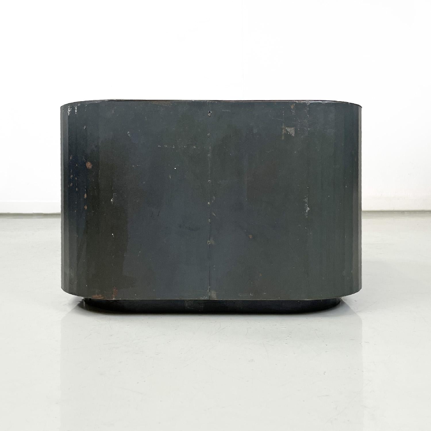 Postmoderne Table basse ou piédestal italien post-moderne quadrillé en acier bruni, années 2000 en vente