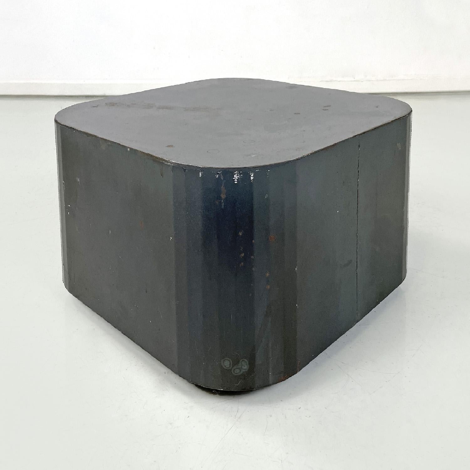 Italian post-modern squared coffee table or pedestal in burnished steel, 2000s In Good Condition For Sale In MIlano, IT