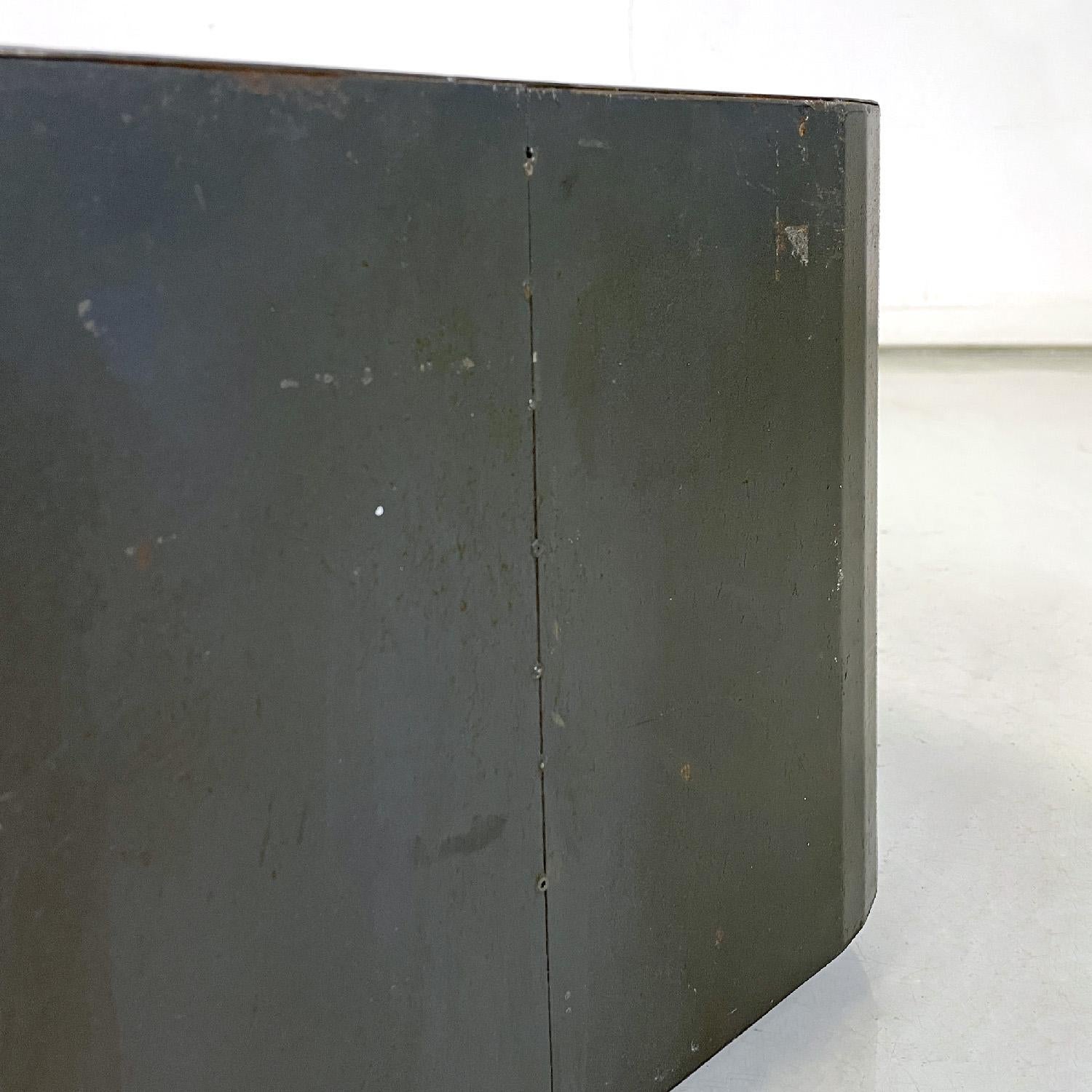 Table basse ou piédestal italien post-moderne quadrillé en acier bruni, années 2000 en vente 1