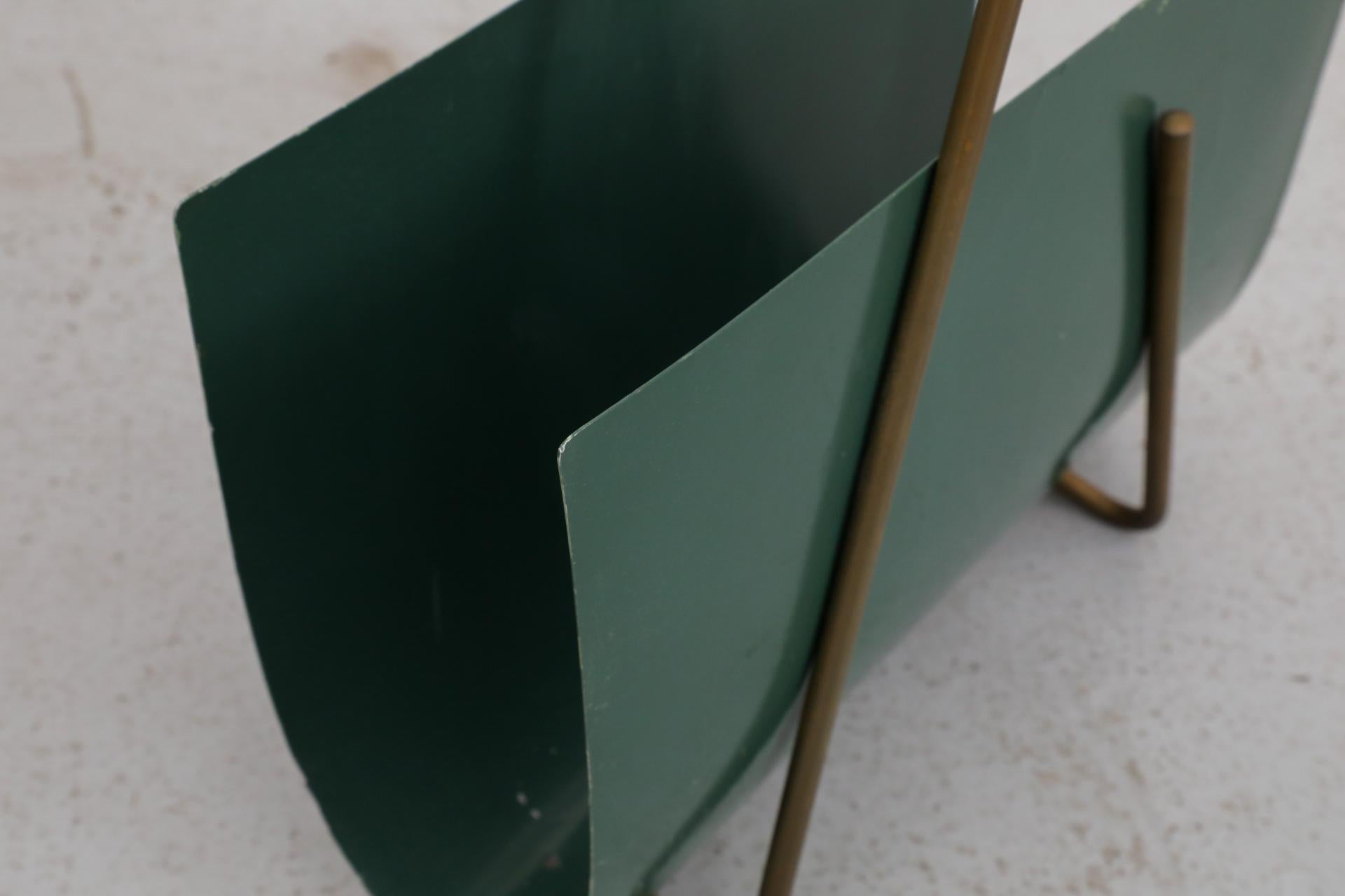 Portariviste italiano post-moderno in lamiera smaltata verde acqua con telaio in acciaio piegato in vendita 2