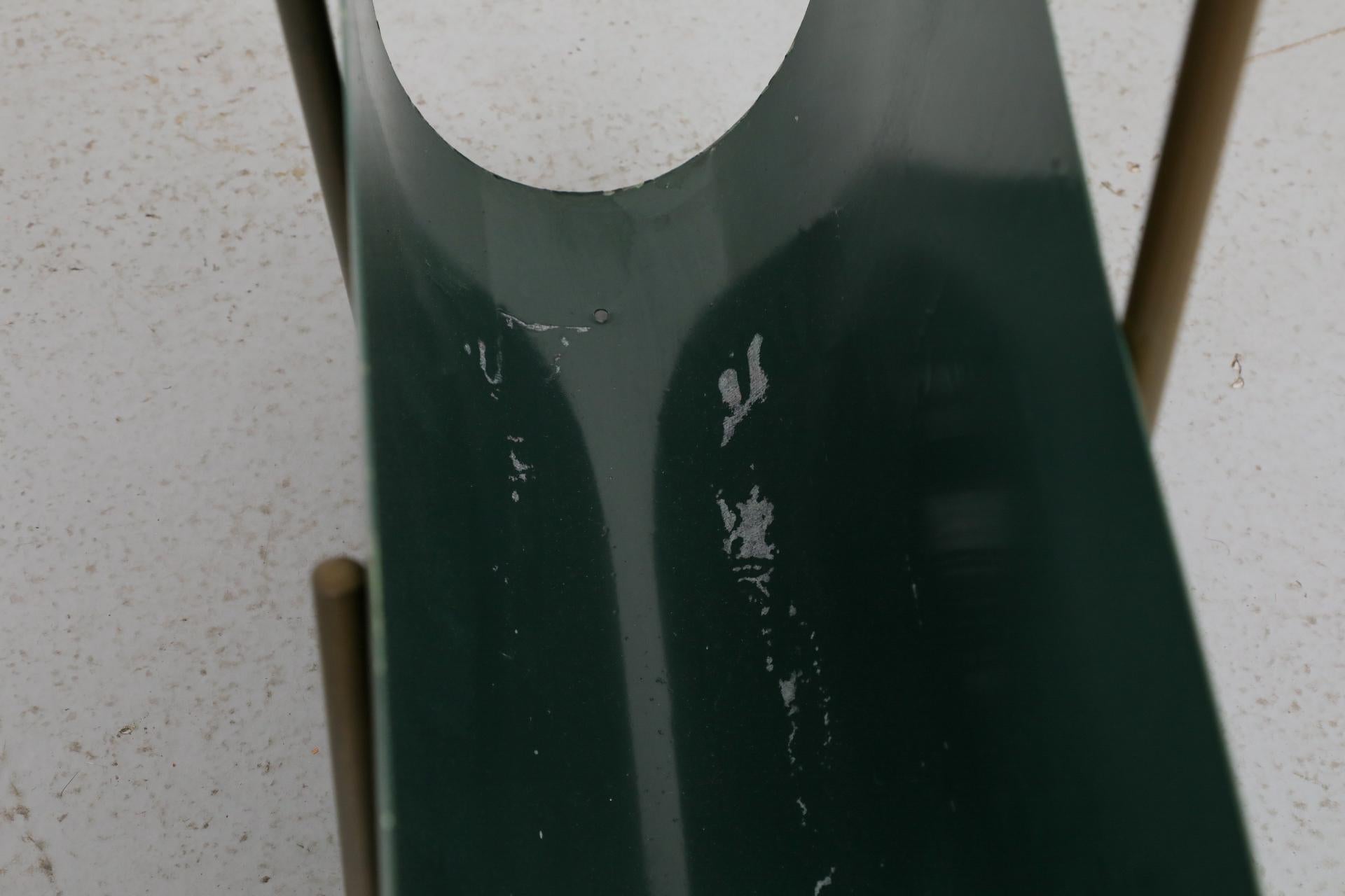 Portariviste italiano post-moderno in lamiera smaltata verde acqua con telaio in acciaio piegato in vendita 3