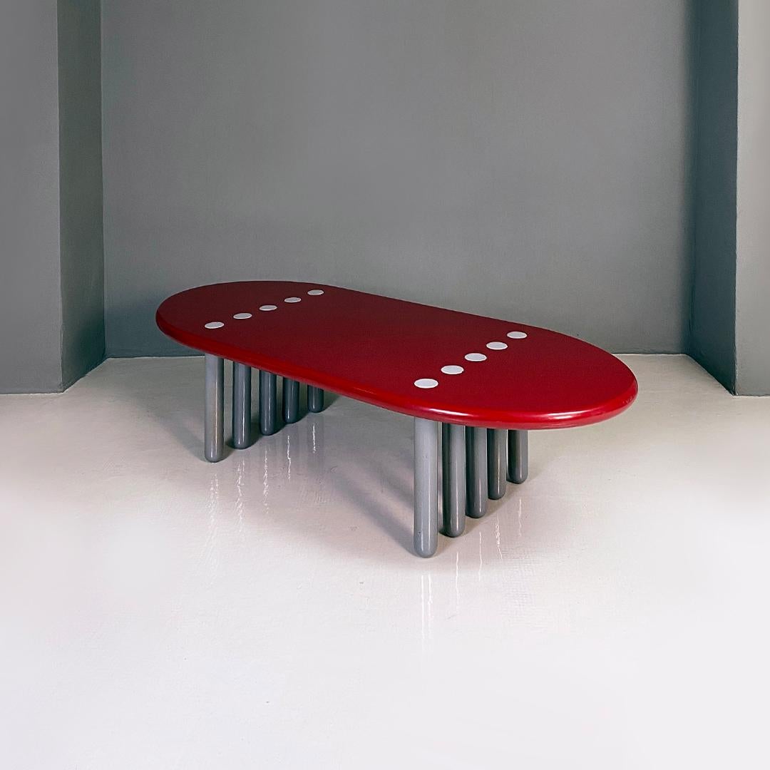 Fin du 20e siècle Table basse italienne post-moderne à dix pieds en laque bordeaux et bois gris des années 1980 en vente