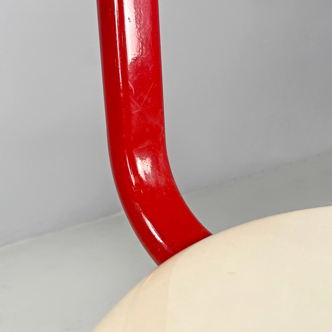 Italian post-modern three legged red and white metal chair with round seat 1980s For Sale 5
