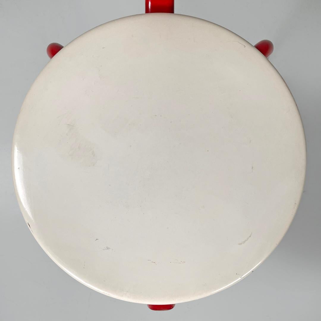 Italian post-modern three legged red and white metal chair with round seat 1980s For Sale 6