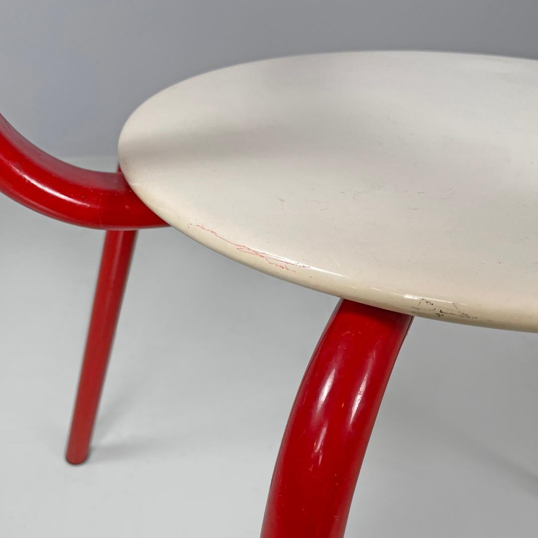 Italian post-modern three legged red and white metal chair with round seat 1980s For Sale 7