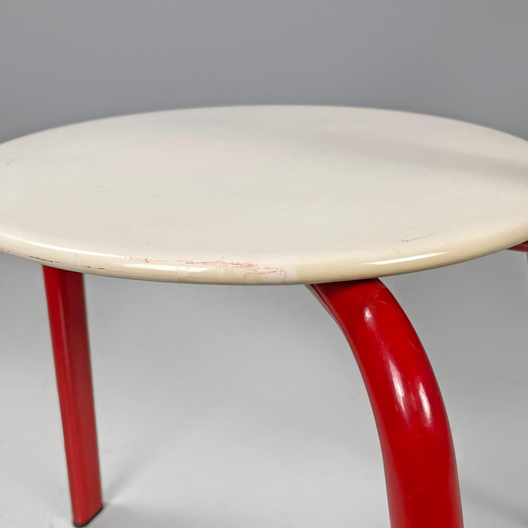Italian post-modern three legged red and white metal chair with round seat 1980s For Sale 8