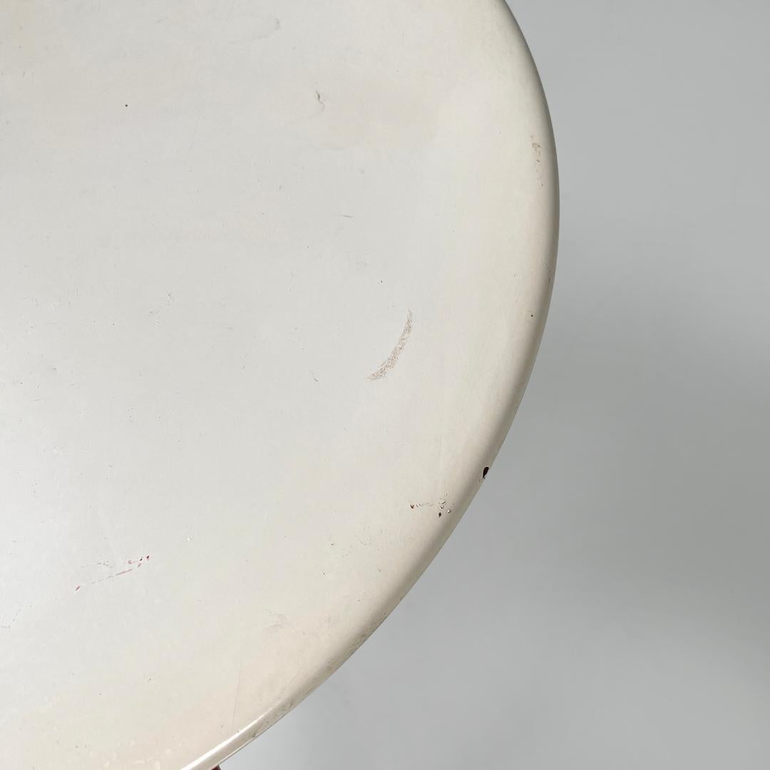 Italian post-modern three legged red and white metal chair with round seat 1980s For Sale 9