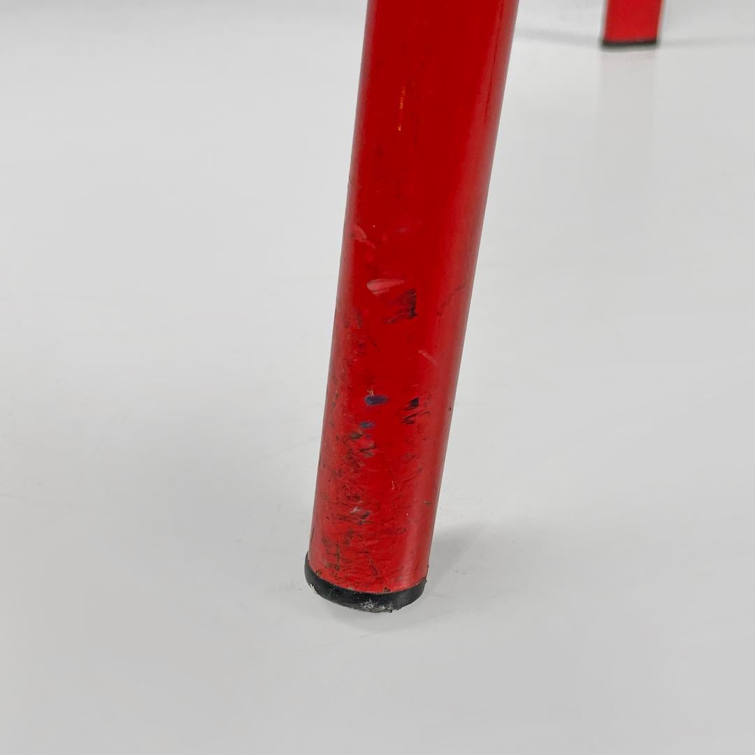 Italian post-modern three legged red and white metal chair with round seat 1980s For Sale 14