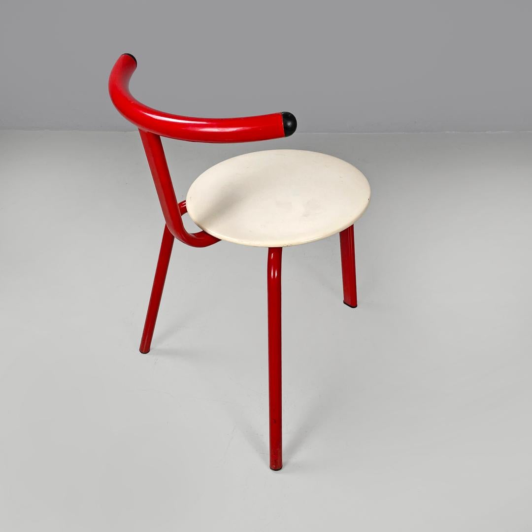 Italian post-modern three legged red and white metal chair with round seat 1980s In Fair Condition For Sale In MIlano, IT