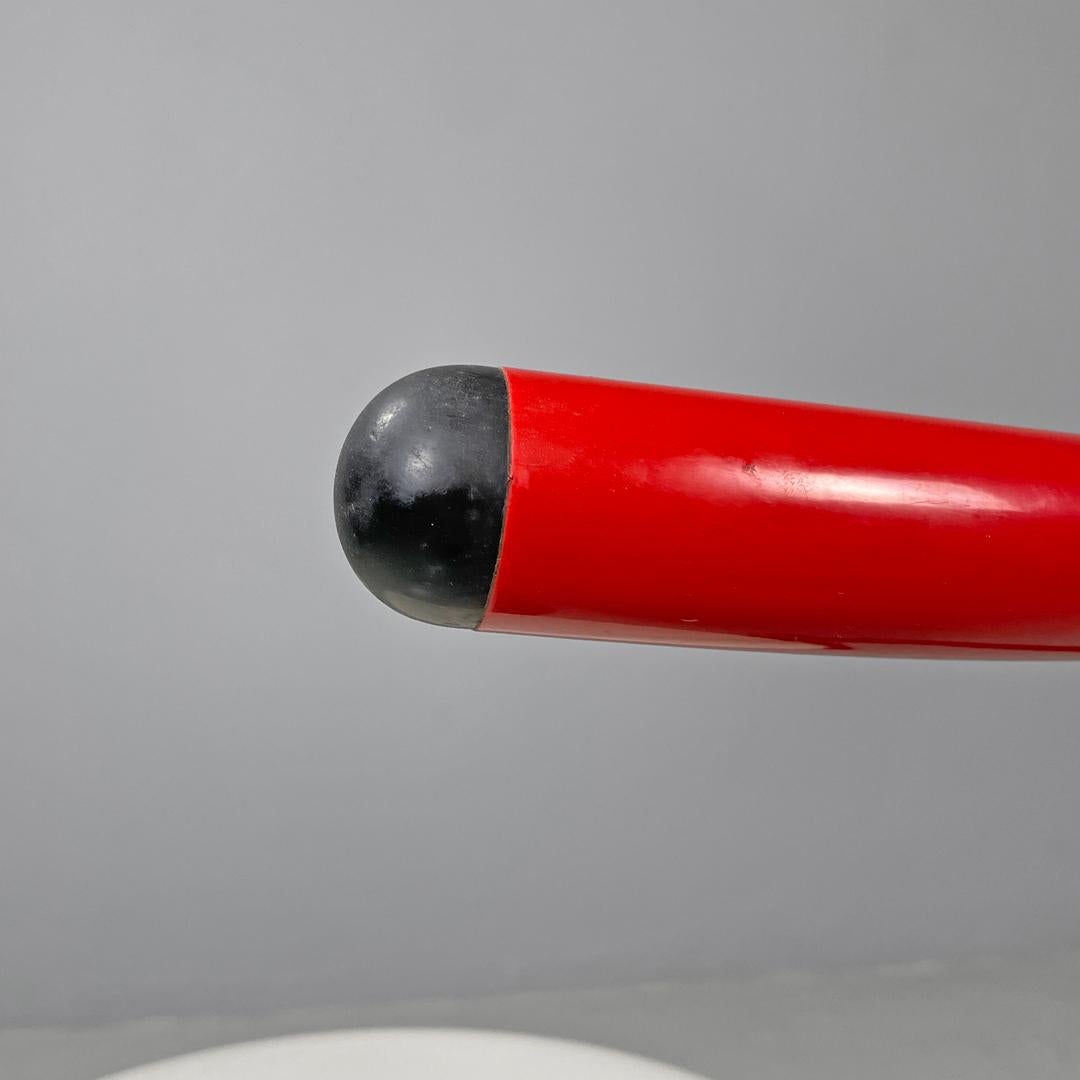 Italian post-modern three legged red and white metal chair with round seat 1980s For Sale 2
