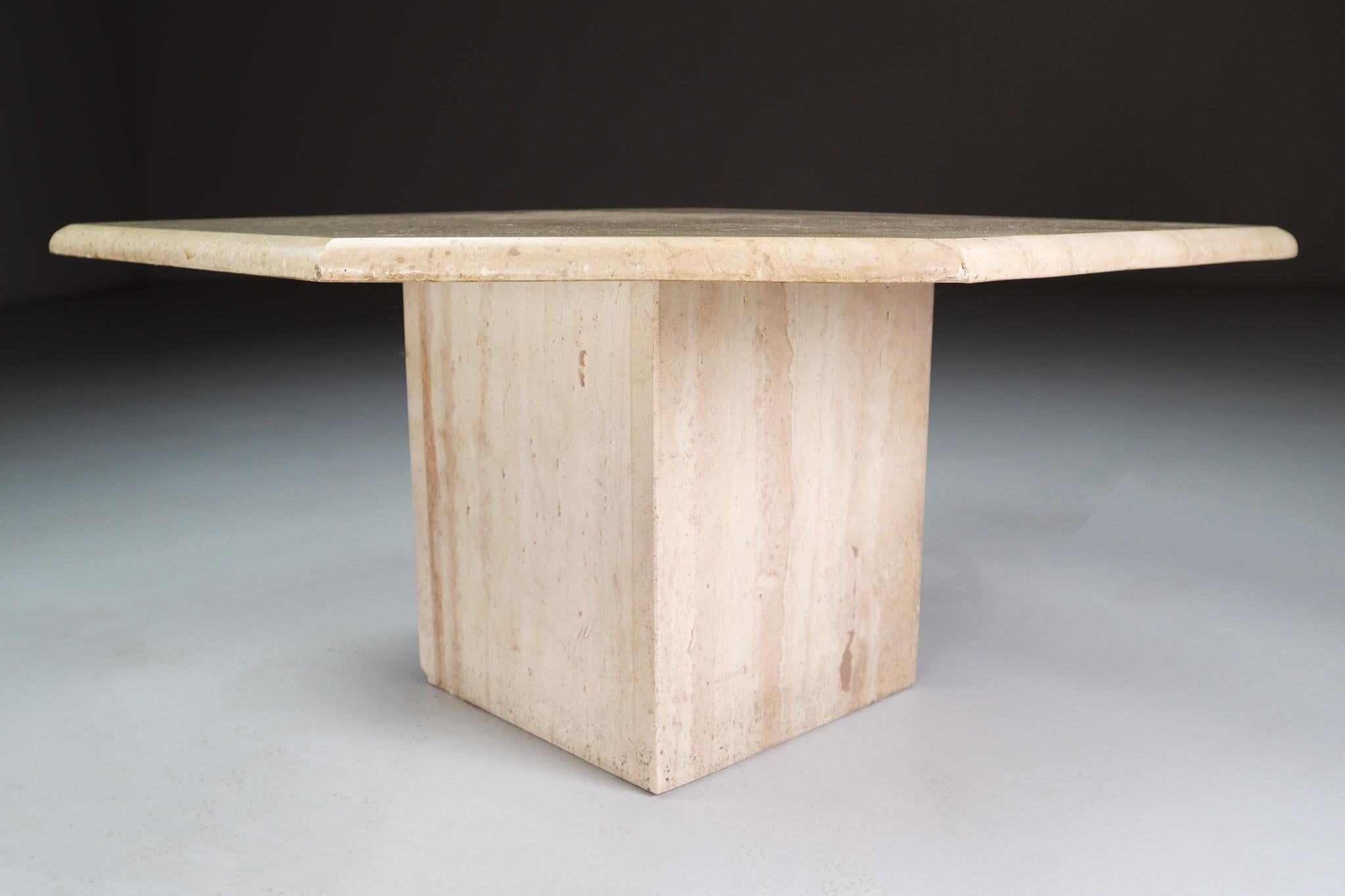 Travertin Table d'appoint italienne post-moderne en travertin, table basse, 1970 en vente