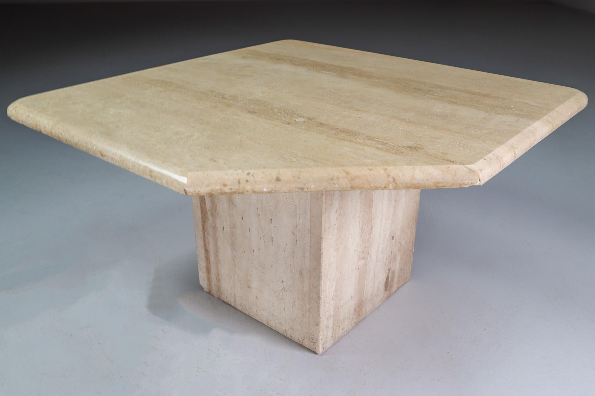 Table d'appoint italienne post-moderne en travertin, table basse, 1970 en vente 1