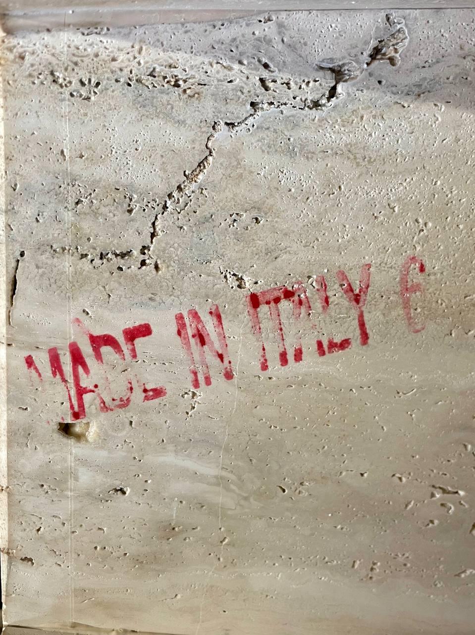 Table d'appoint italienne post-moderne en pierre de travertin et laiton par Artedi en vente 4