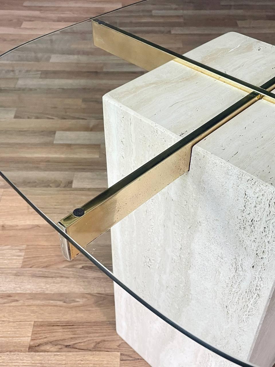 Laiton Table d'appoint italienne post-moderne en pierre de travertin et laiton par Artedi en vente