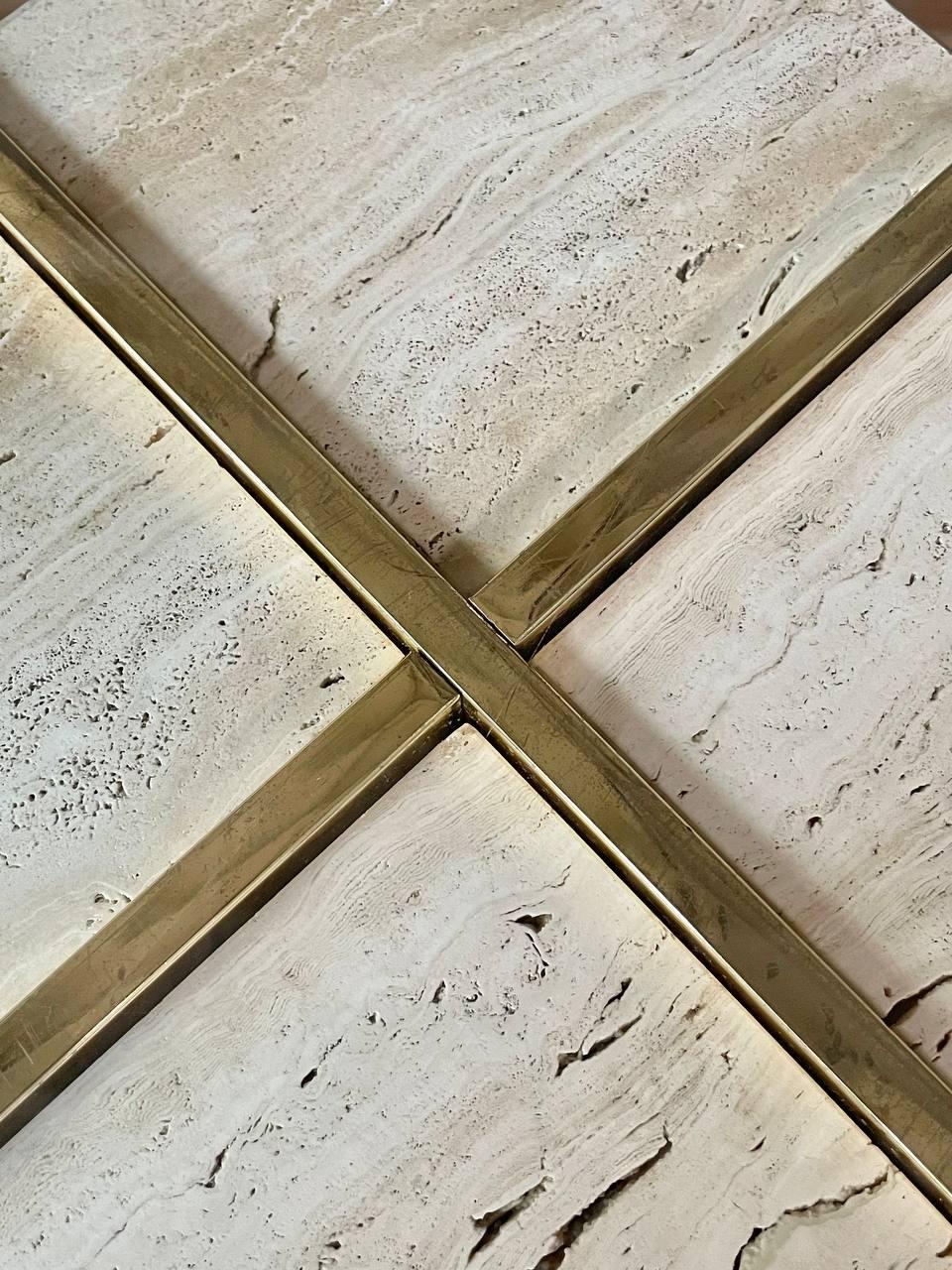 Table d'appoint italienne post-moderne en pierre de travertin et laiton par Artedi en vente 1