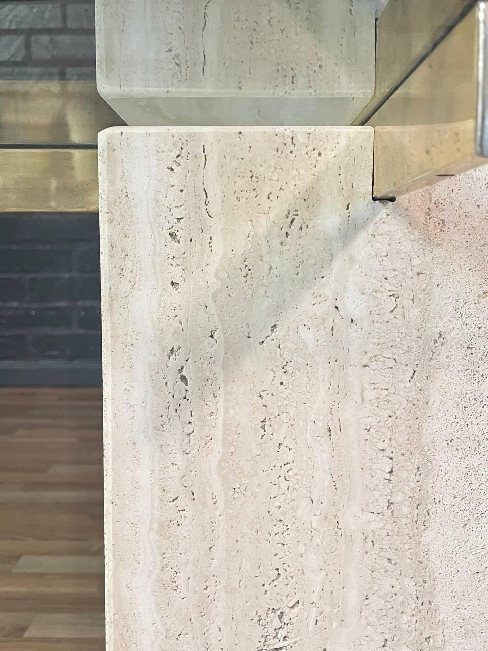 Table d'appoint italienne post-moderne en pierre de travertin et laiton par Artedi en vente 2